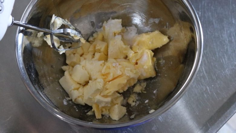 奶油奶酪红丝绒杯子蛋糕,先按压一下黄油+奶油奶酪，加入糖粉打发