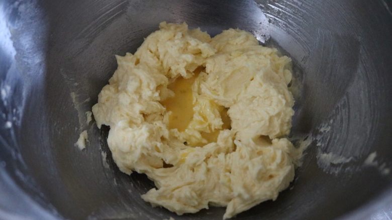 奶油奶酪红丝绒杯子蛋糕,第二次加入鸡蛋液
