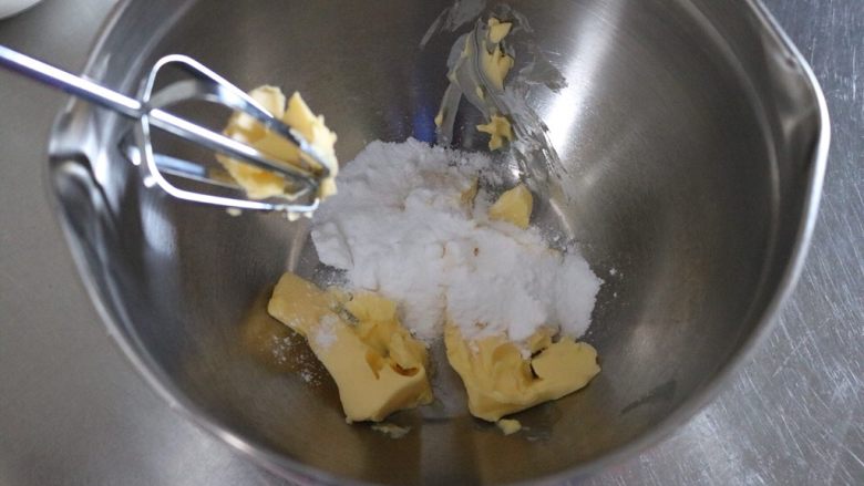 奶油奶酪红丝绒杯子蛋糕,黄油软化后加入糖粉打发（记得先搅拌一下再打）