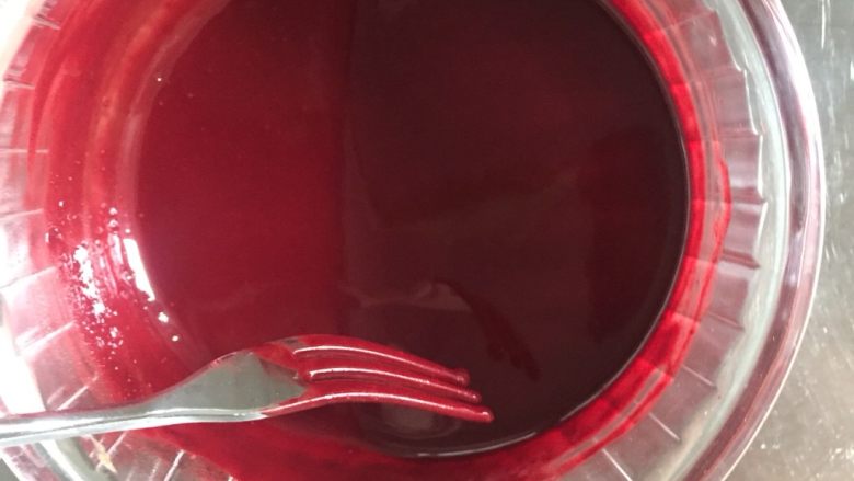 圣诞蛋糕卷,红曲粉加入20g水搅拌均匀，可以用水果叉来搅打；