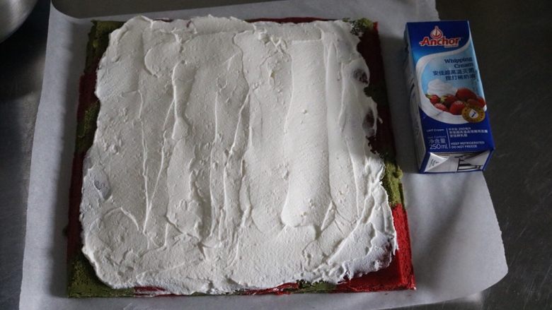 圣诞蛋糕卷,将打发好的淡奶油涂抹至蛋糕上，中间厚两边薄