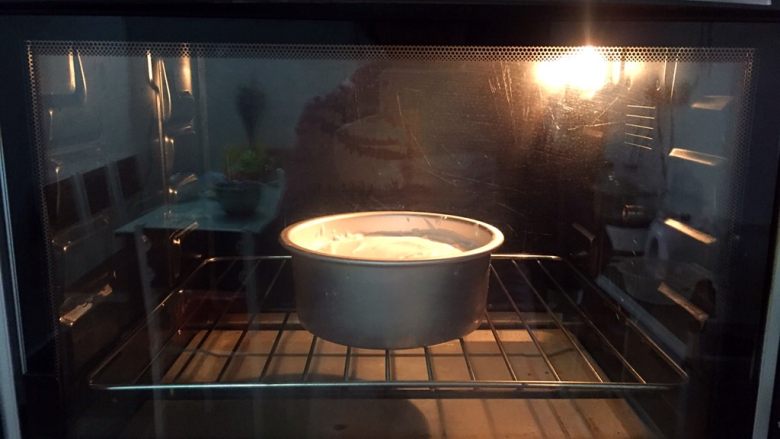 天使蛋糕（六寸）,放进预热好的烤箱，上火90度，下火150度，下层50分钟