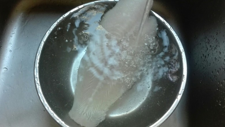 微波炉美食+胡萝卜花巴沙鱼,放自来水里面解冻