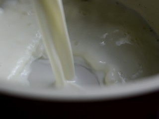 椰丝牛奶小方,将牛奶倒入奶锅中