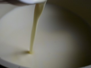 椰丝牛奶小方,接着倒入淡奶油