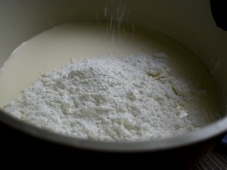 椰丝牛奶小方,然后再将淀粉和白糖也倒进去