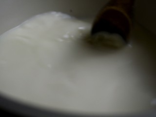 椰丝牛奶小方,开小火，用勺子不停的搅拌