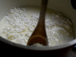椰丝牛奶小方,用勺子搅拌均匀。不要有面疙瘩