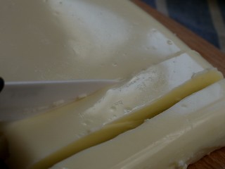 椰丝牛奶小方,时间到后，用刀子脱模，切成小块儿
