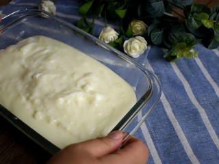 椰丝牛奶小方,放冰箱冷藏2个小时左右至凝固定型