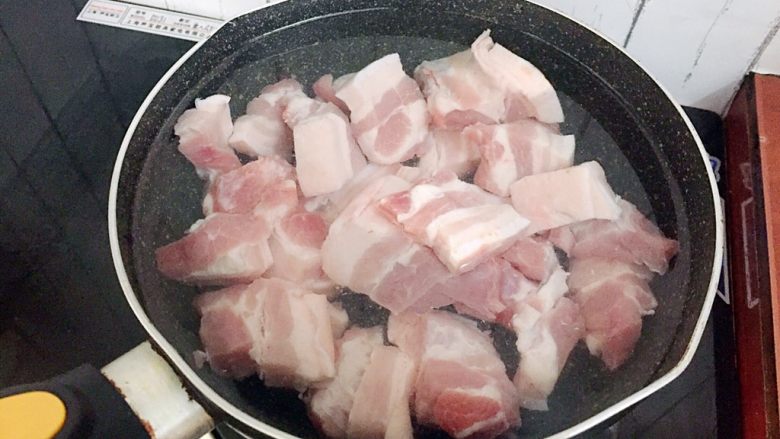 红烧肉炖土豆,冷水下锅加入五花肉