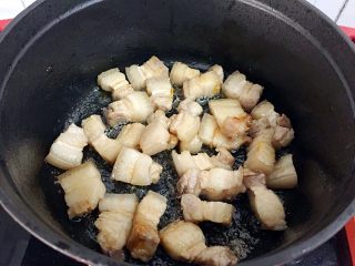 红烧肉炖土豆,翻炒至上糖色