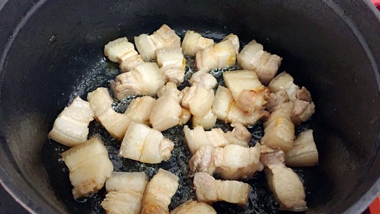 红烧肉炖土豆,翻炒至上糖色