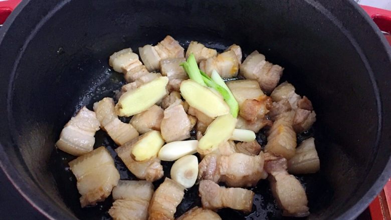 红烧肉炖土豆,放入葱姜蒜爆香
