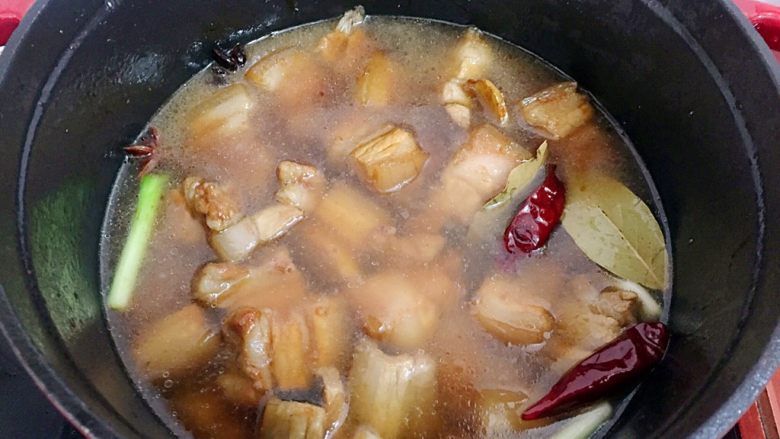 红烧肉炖土豆,加入适量的清水