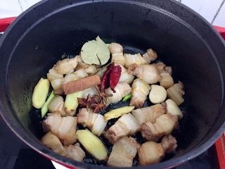 红烧肉炖土豆,放入八角、桂皮、香叶、干红辣椒翻炒均匀