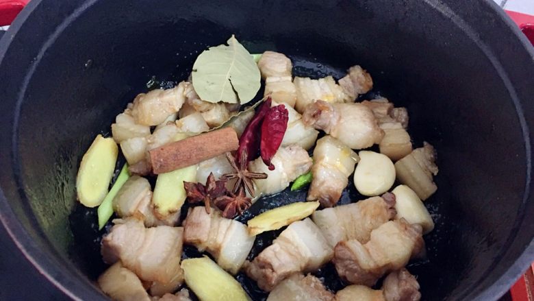 红烧肉炖土豆,放入八角、桂皮、香叶、干红辣椒翻炒均匀