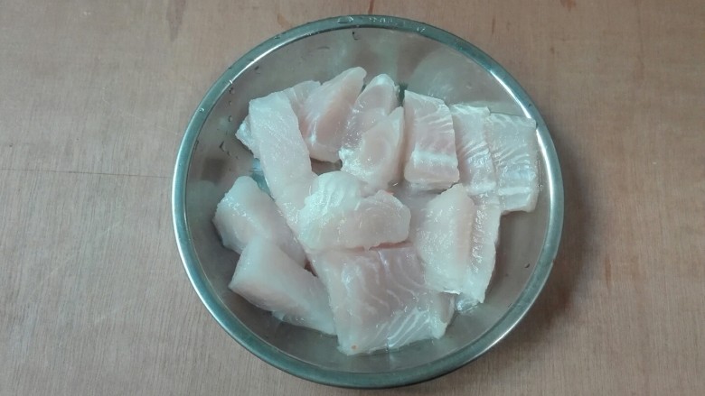 微波炉美食+胡萝卜花巴沙鱼,把巴沙鱼小块放进盘子里