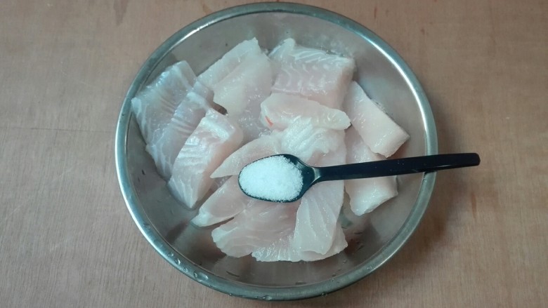 微波炉美食+胡萝卜花巴沙鱼,放一小勺拌匀腌制十五分钟