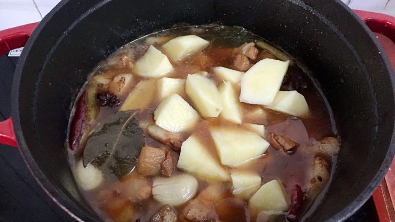 红烧肉炖土豆,加入土豆继续小火炖煮15-20分钟