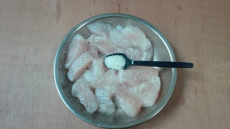 微波炉美食+胡萝卜花巴沙鱼,放一小勺糖