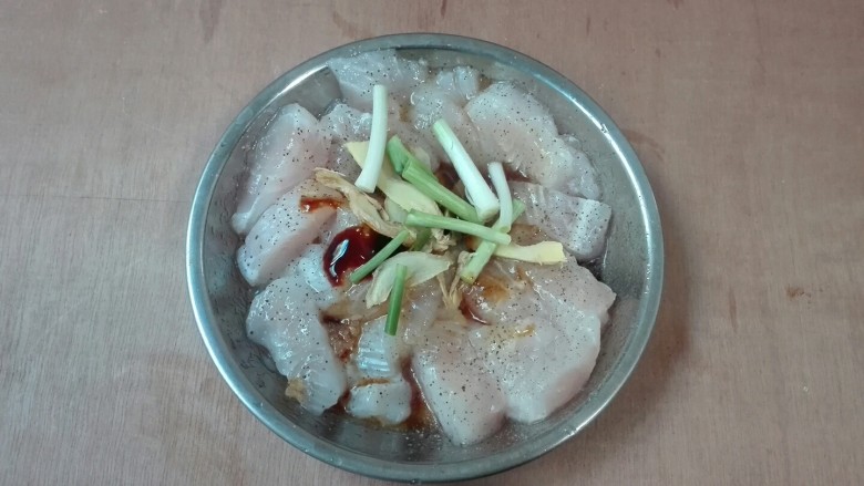 微波炉美食+胡萝卜花巴沙鱼,放葱白