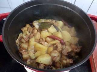 红烧肉炖土豆,转大火翻炒收汁即可出锅