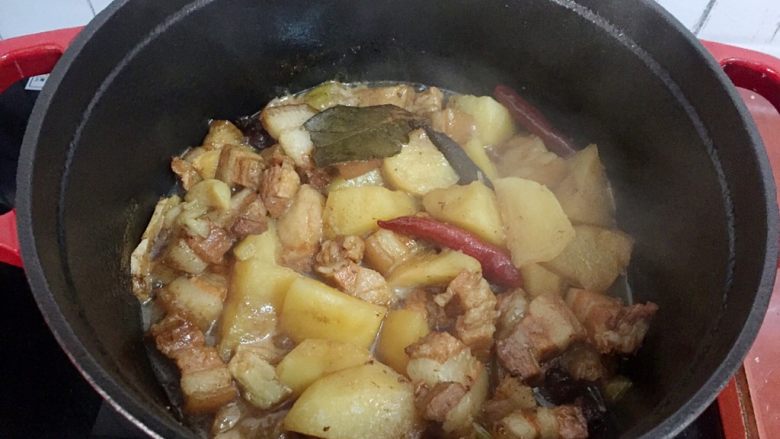 红烧肉炖土豆,转大火翻炒收汁即可出锅