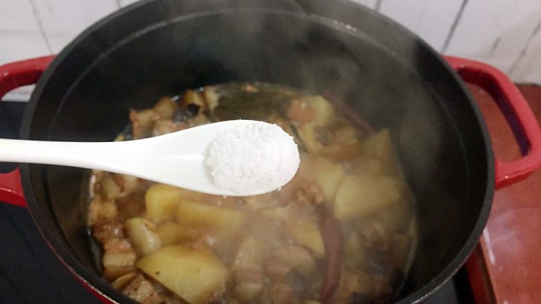 红烧肉炖土豆,加入盐