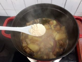红烧肉炖土豆,炖至汤汁浓稠肉软糯时加入鸡精