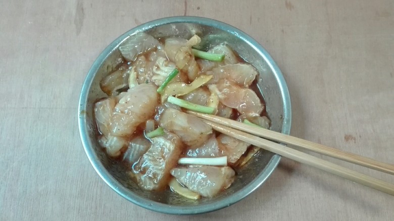 微波炉美食+胡萝卜花巴沙鱼,用筷子上下翻拌