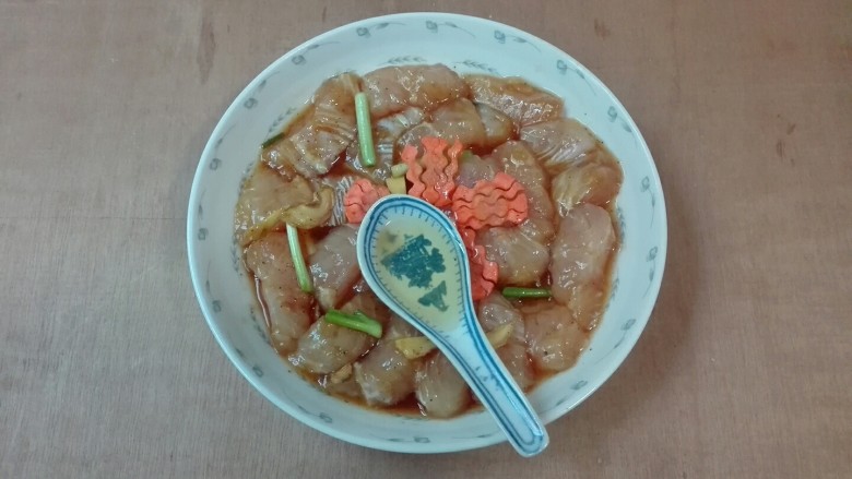 微波炉美食+胡萝卜花巴沙鱼,淋一勺食用油巴沙鱼表面