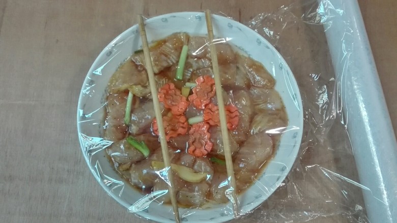 微波炉美食+胡萝卜花巴沙鱼,用保鲜膜把鱼盘密封