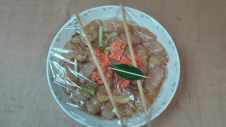微波炉美食+胡萝卜花巴沙鱼,用牙签在保鲜膜上面扎十个孔