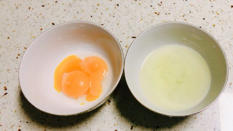 蜜豆双皮奶,2枚全蛋，蛋黄、蛋清分离，只需要蛋清