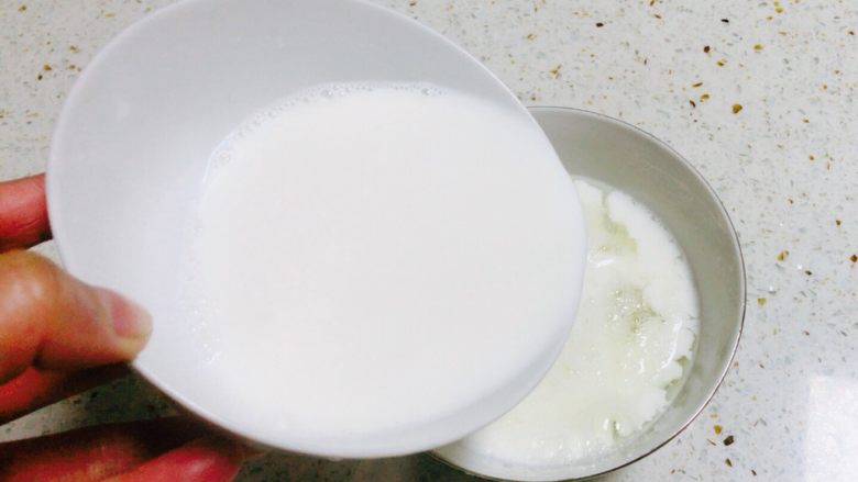 蜜豆双皮奶,把牛奶倒入打散的蛋清中