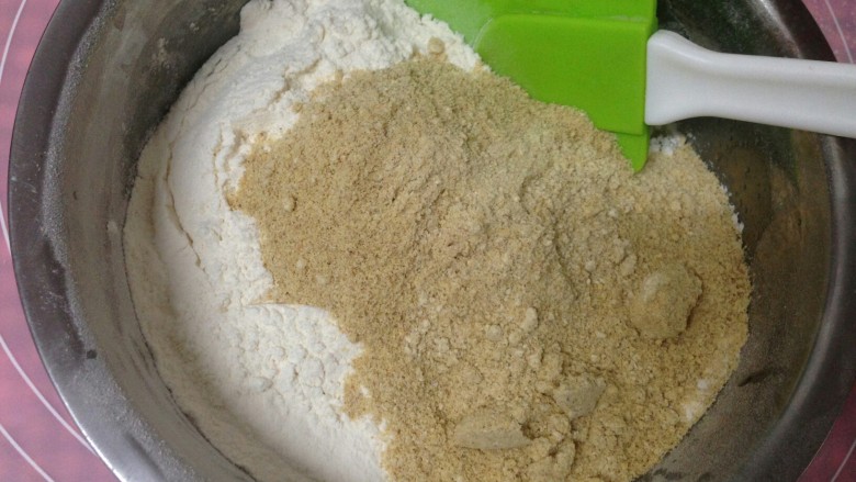粗粮小点――胚芽炉果,将面粉混合物筛入糖油糊中，再加入小麦胚芽粉