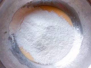 燕麦芝麻饼干,筛入泡打粉和低筋面粉。