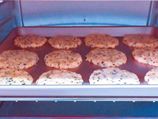 燕麦芝麻饼干,将烤盘放入预热好的烤箱中层，上下火170度，烤17分钟出炉晾凉即可。

