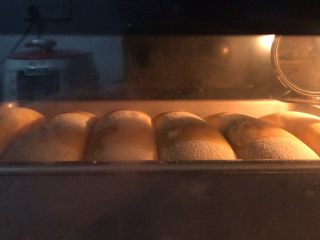 南瓜蜂蜜排包,送进提前预热好的烤箱中层，上下火170度一180度25分钟，上色后加盖锡纸。