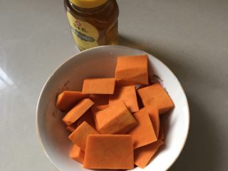 南瓜蜂蜜排包,把南瓜洗净去皮切小块，微波炉高火8分钟，用手动打蛋器搅拌成糊状，取150克备用。