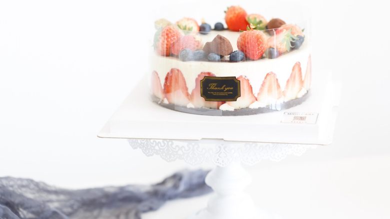 草莓装饰慕斯蛋糕