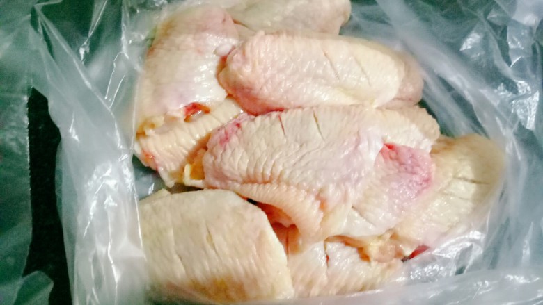 原汁原味~盐煎鸡翅,将处理好的鸡翅放入保鲜袋中。