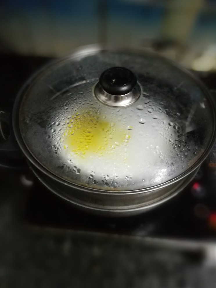 刮肠粉,提前烧好的开水，上锅蒸1分钟左右，面皮鼓起大泡泡就可以了