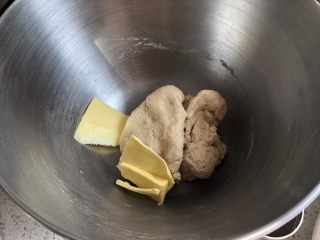红糖红枣桂圆全麦软欧,揉到面团不粘手，加入提前软化好的黄油，继续揉面