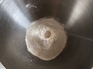 红糖红枣桂圆全麦软欧,盆内倒入高粉和全麦粉，中间挖一小孔倒入活性干酵母，盐撒在一边（不要碰着酵母）