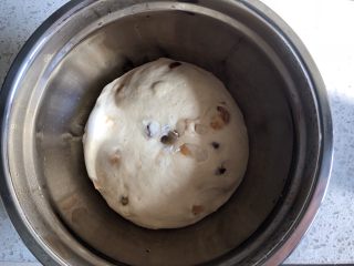 红糖红枣桂圆全麦软欧,约1小时后，面团发酵到原来的2倍大小，可以用手指沾一点面粉戳一下，面团不会回缩即可