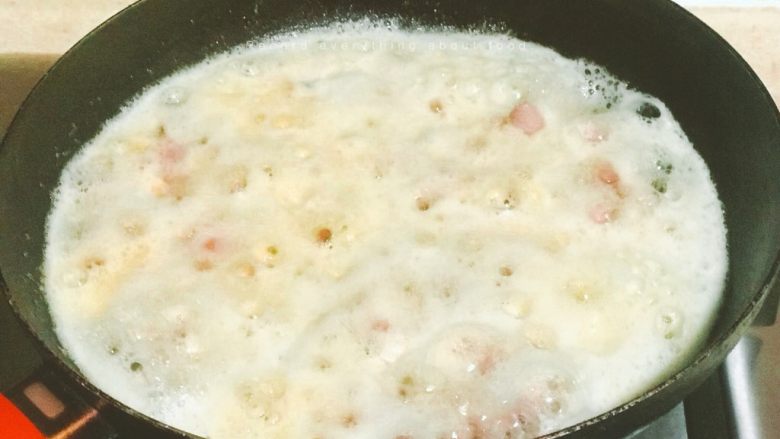 浅湘食光&咸蛋豆腐,热油中加入咸蛋黄、火腿肠，煎至咸蛋黄出油起泡，加入适量清水，煮沸