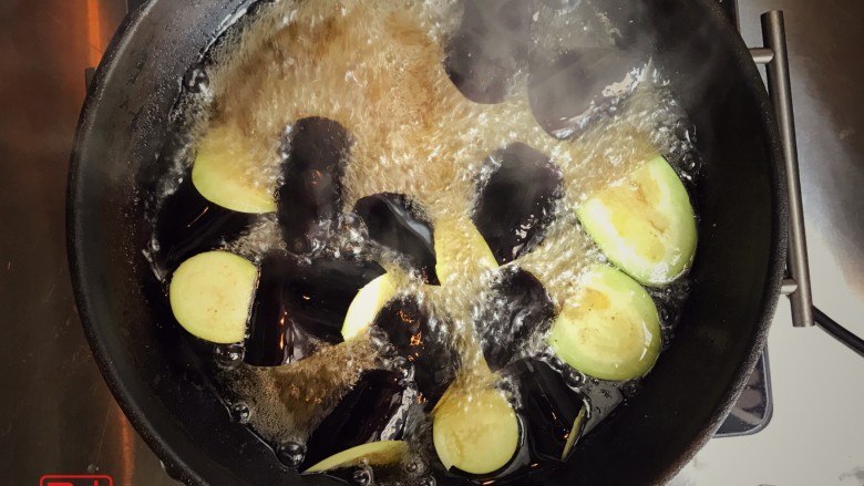 地三鲜,热锅烧油，至高油温后，放入切好的茄子和土豆片。
