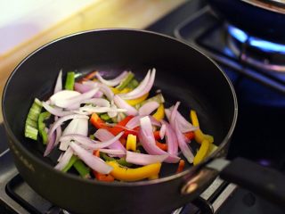 黑椒牛肉盖浇饭,热锅倒入少许色拉油，将切丝状的菜蔬加适量盐先炒一会。
